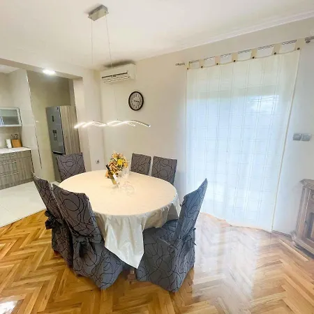 In 42248 Apartment *